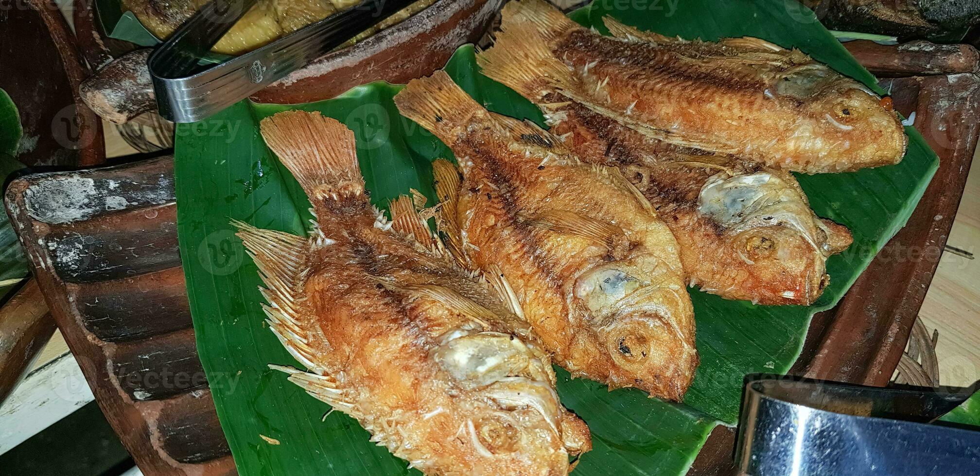 frutti di mare piatto servito su il tavolo e piatto a partire dal sopra con diverso genere di piatto a partire dal fritte pesce Barracuda, dentice, tonno mascelle, e anche mescolare di tropicale verdure foto