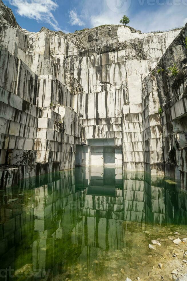 il blu lago di il marmo cava valsora Massa carrara Toscana Italia foto