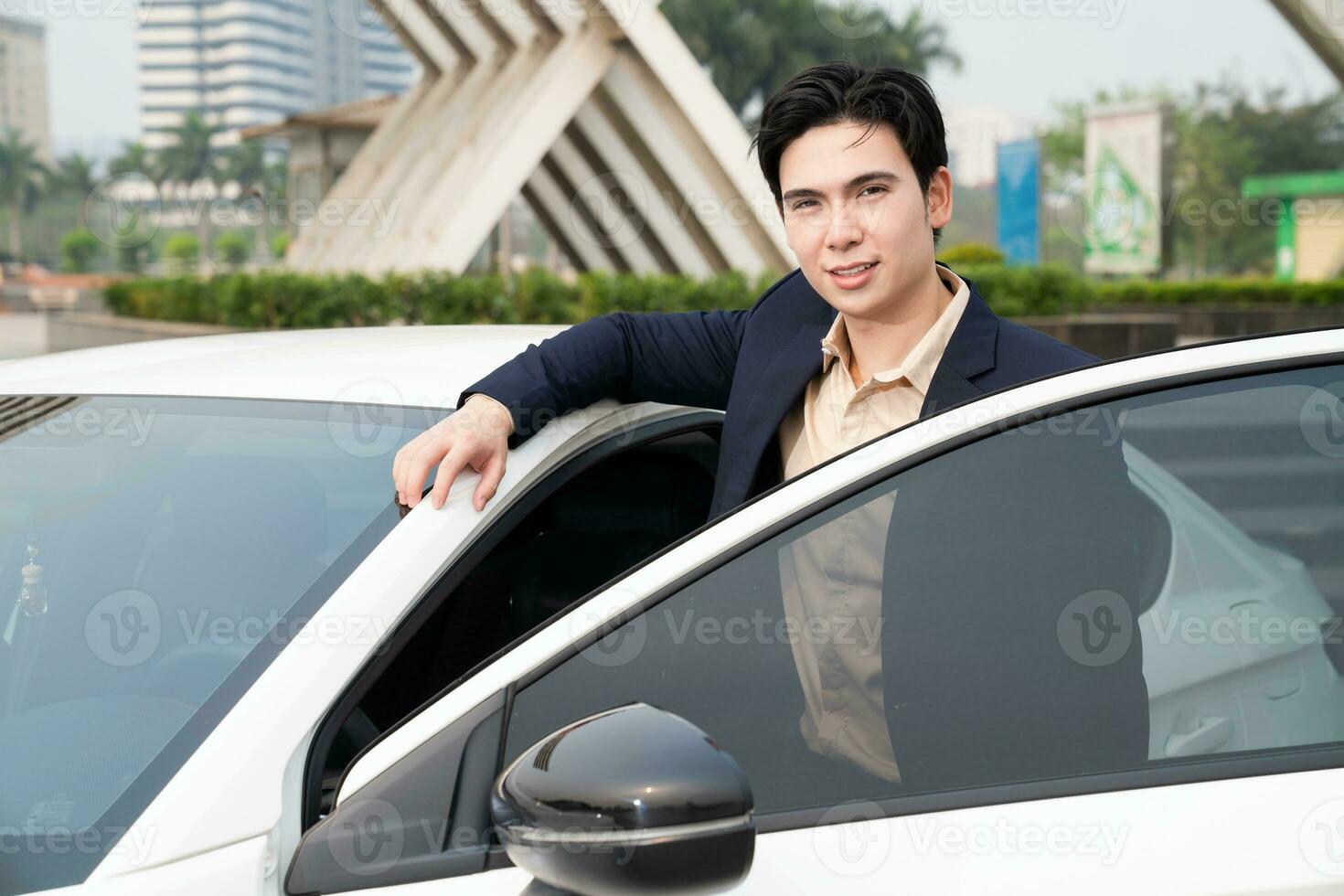 giovane asiatico attività commerciale uomo con auto foto