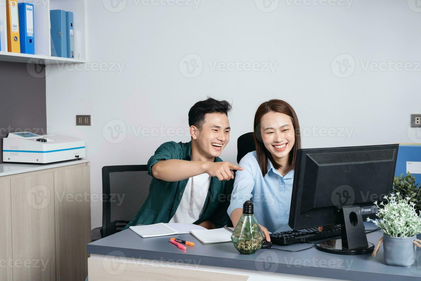 foto di Due giovane asiatico attività commerciale persona Lavorando a ufficio