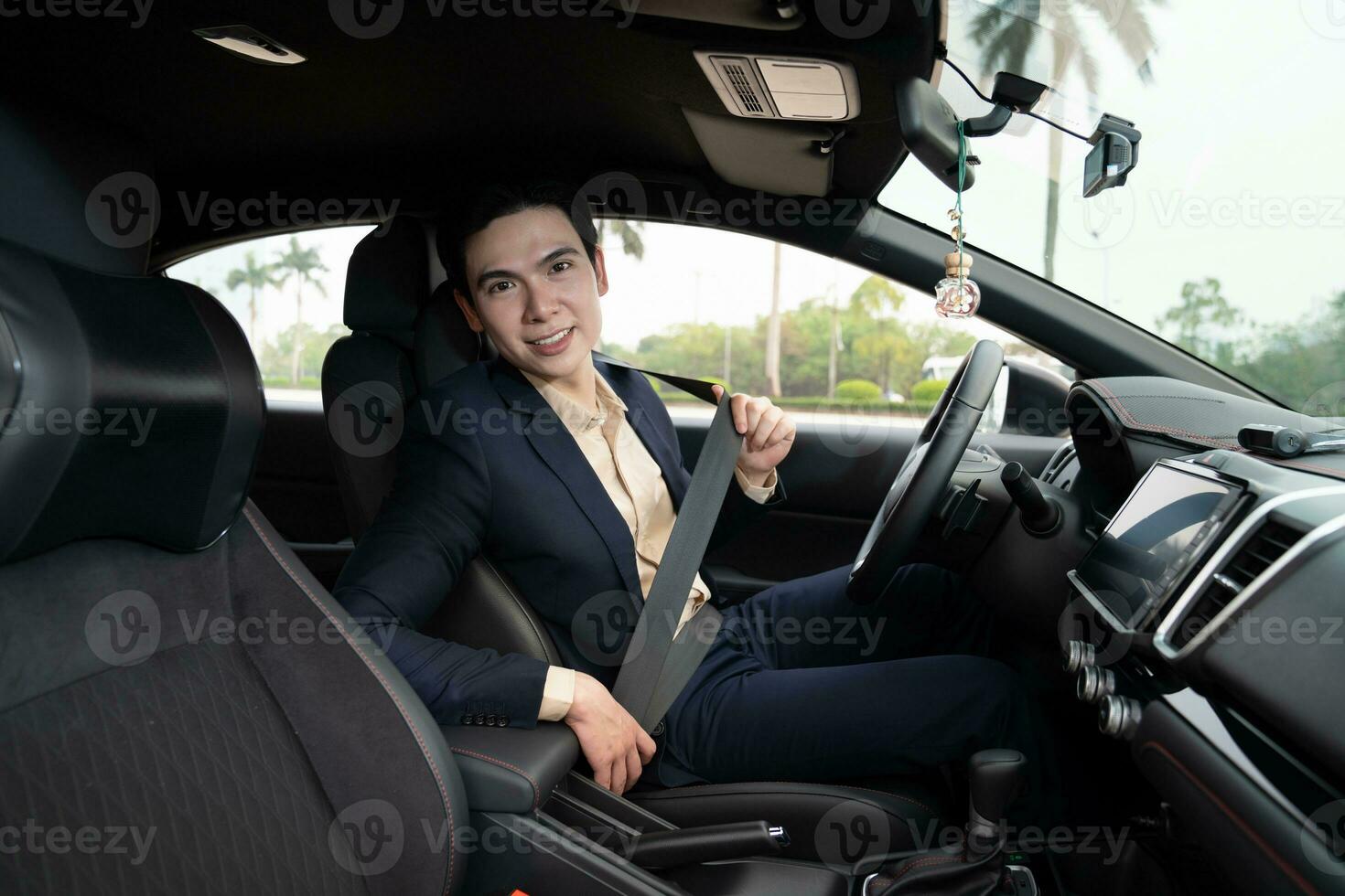 giovane asiatico attività commerciale uomo con auto foto