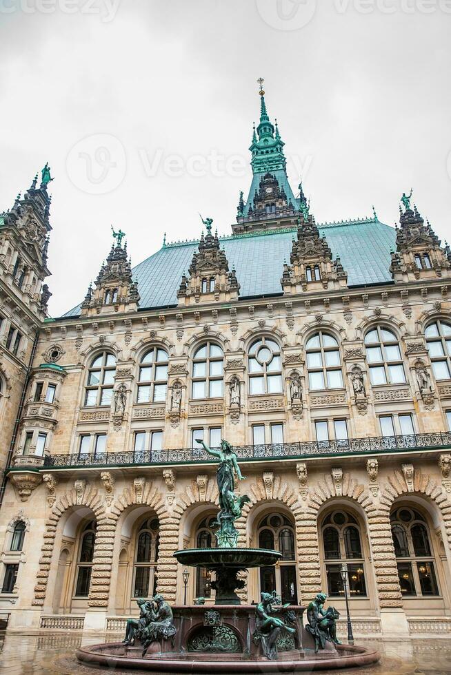 amburgo città sala edificio collocato nel il Altstadt trimestre nel il città centro a il Rathausmarkt piazza nel un' freddo piovoso presto primavera giorno foto