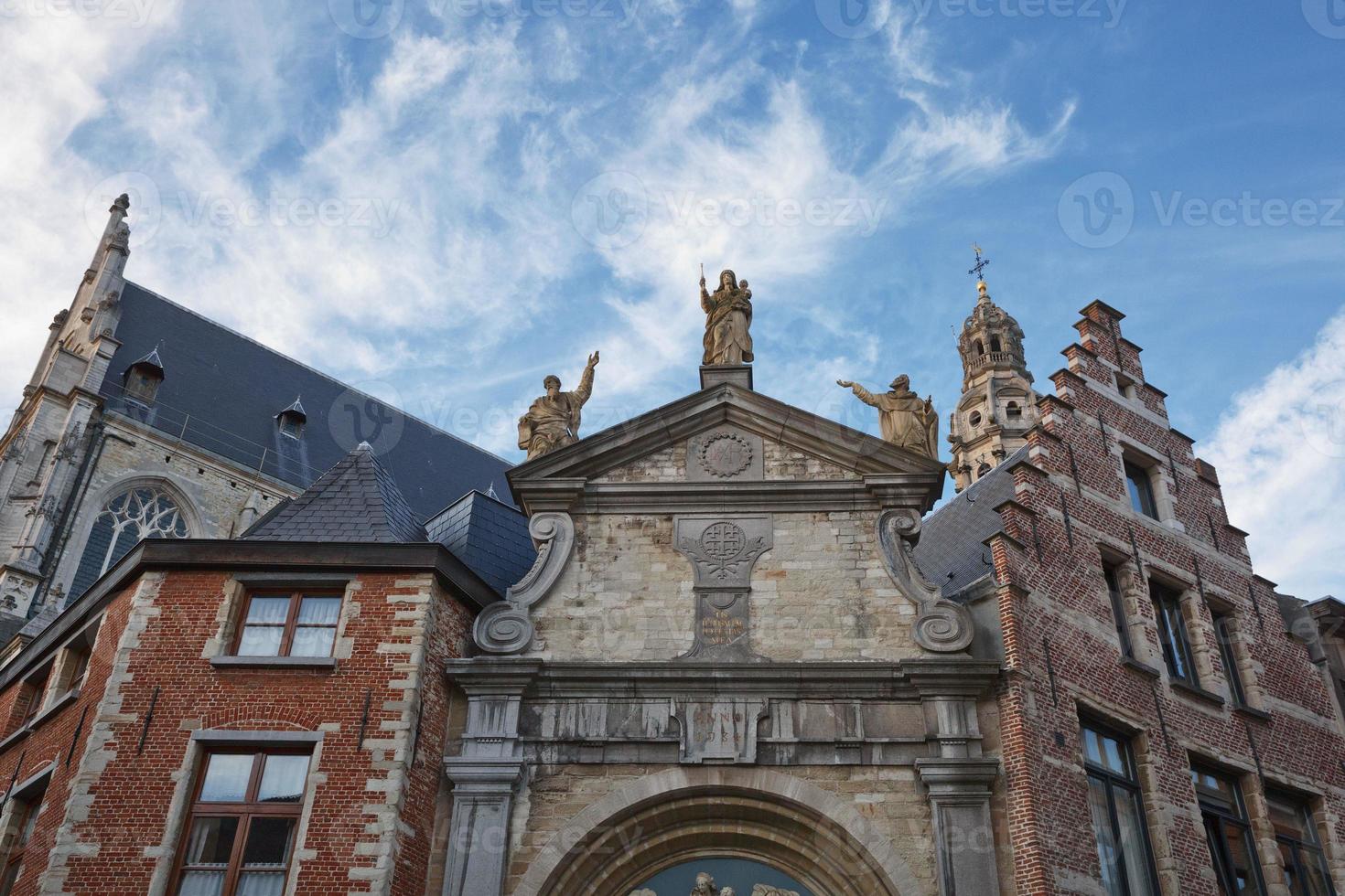 Sculture del xviii secolo sulla chiesa di San Paolo sint pauluskerk che è una chiesa cattolica romana situata a veemarktkade ad Anversa in Belgio foto