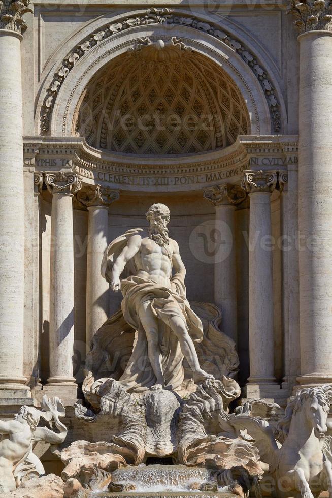 la statua di nettuno della fontana di trevi a roma italia foto