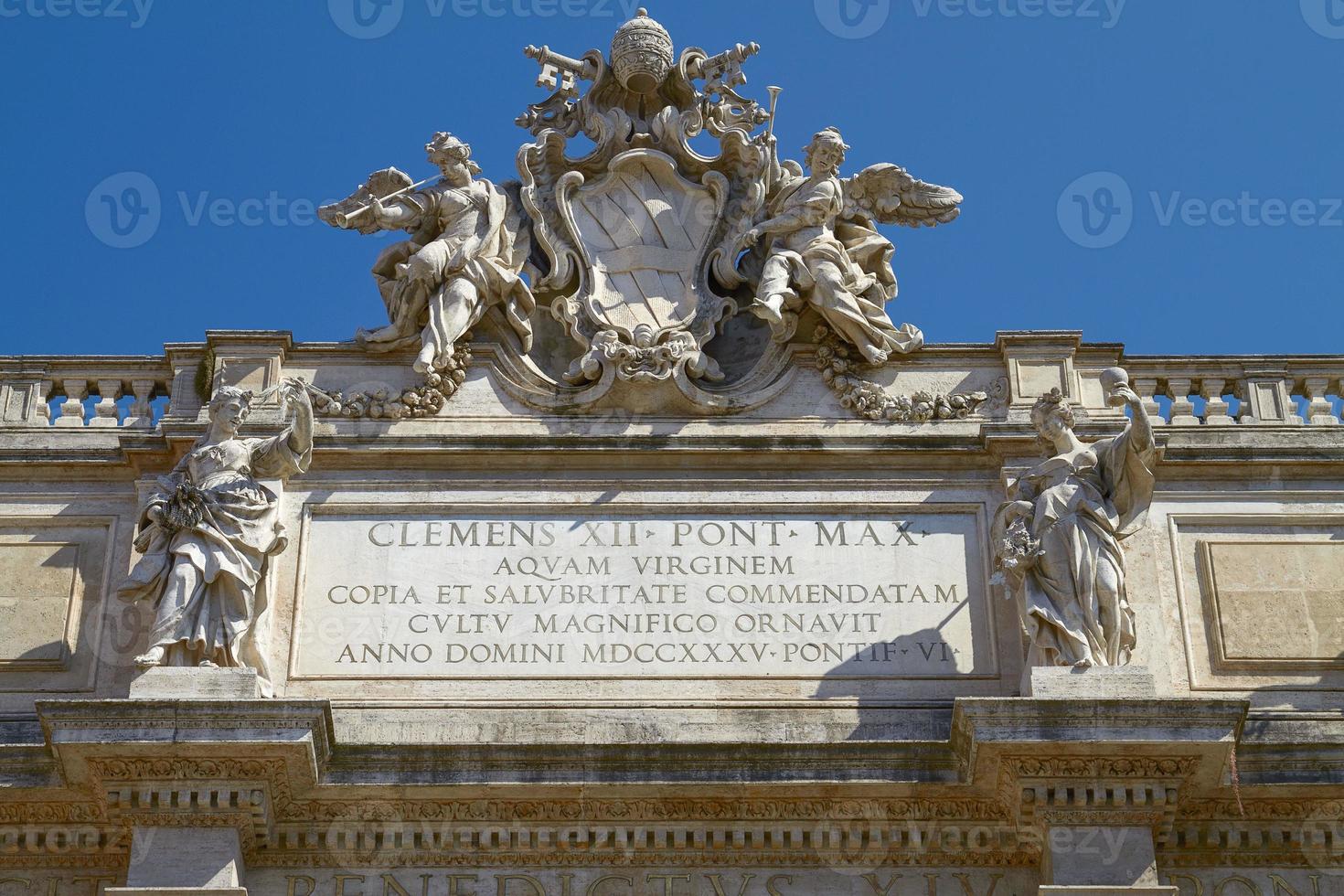 Scultura sul tetto della fontana di trevi in piazza di trevi a roma italia foto