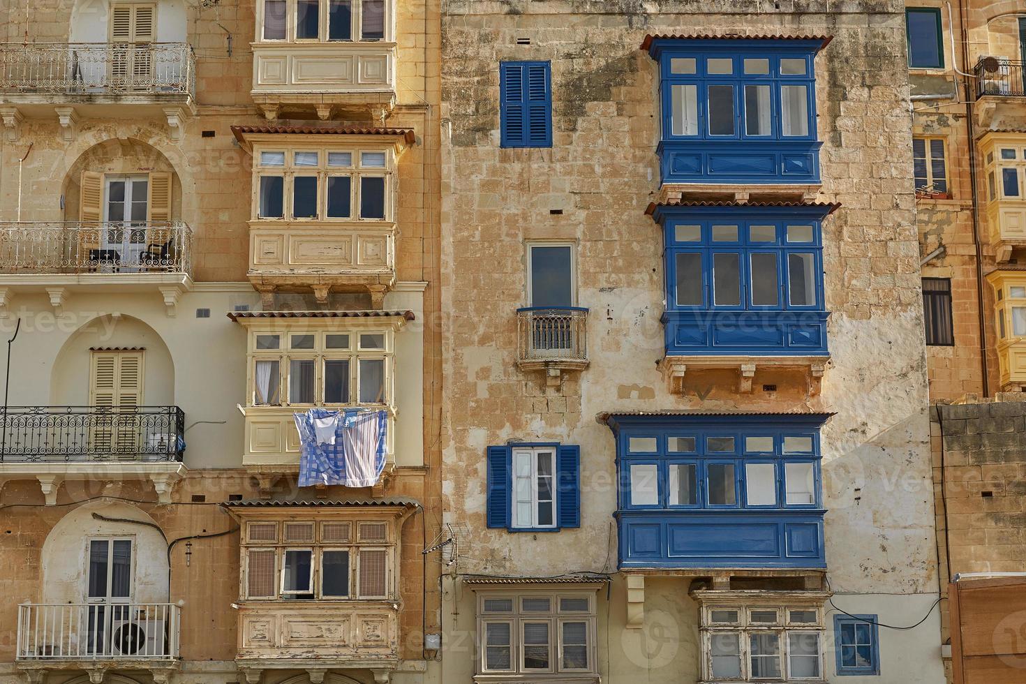 architettura e case colorate tipiche e tradizionali a La Valletta a Malta foto