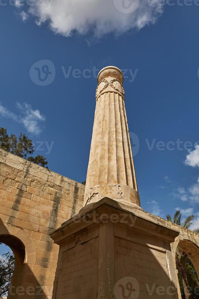 vista di un pilastro dal punto di vista inferiore ai giardini di Barrakka superiori a La Valletta in Malta foto