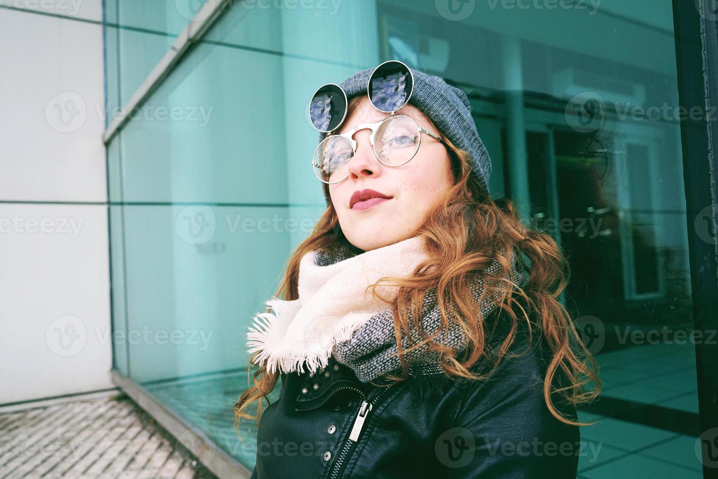 giovane donna cool godendo la giornata all'aria aperta foto