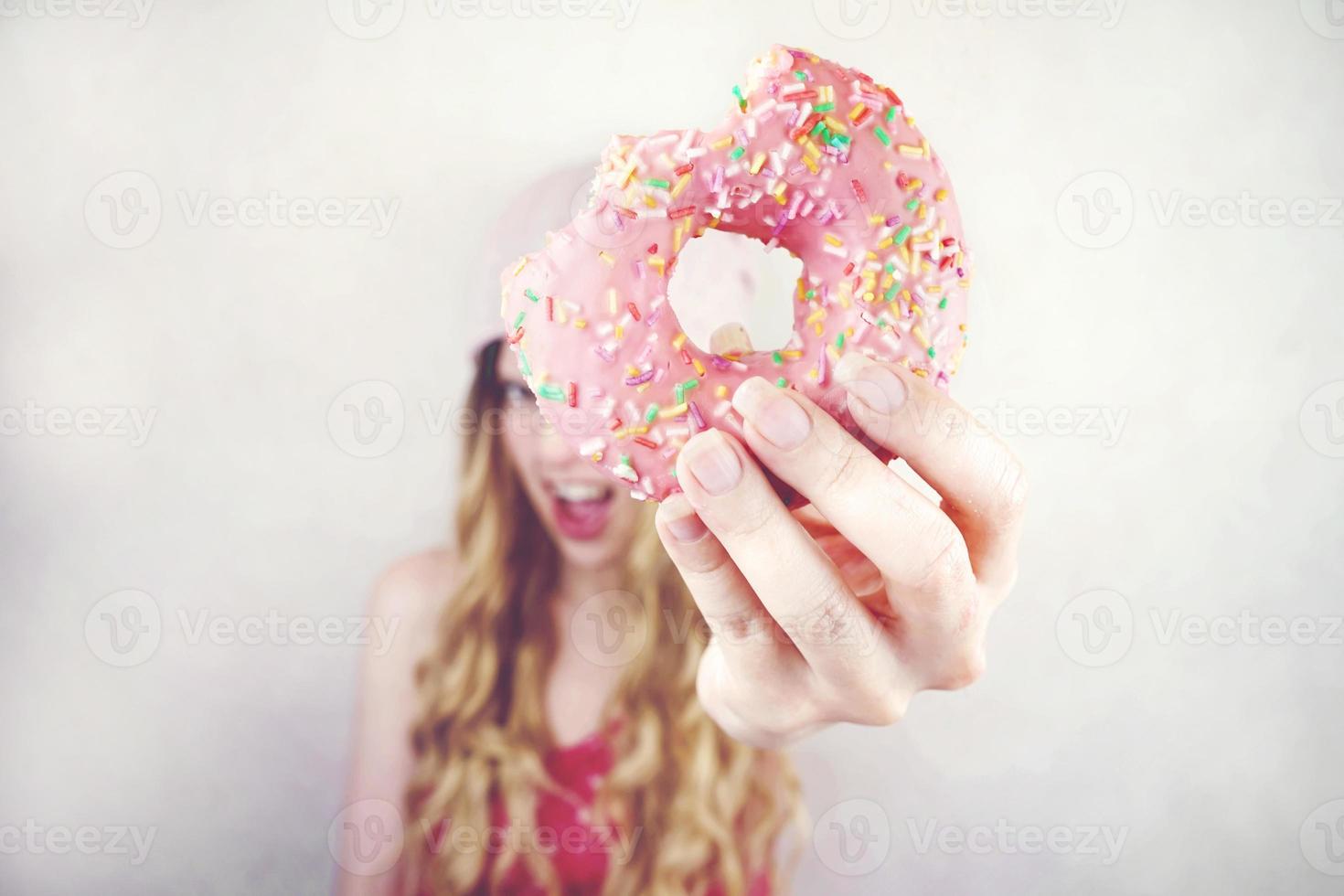 divertente giovane donna con una ciambella foto