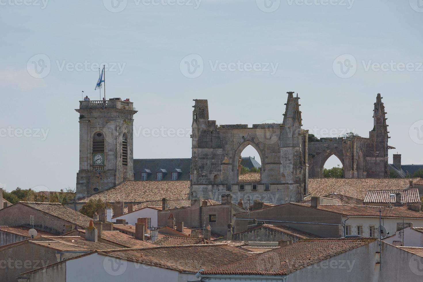 vista di saint martin de re e la chiesa di saint martin in ile de re in francia foto