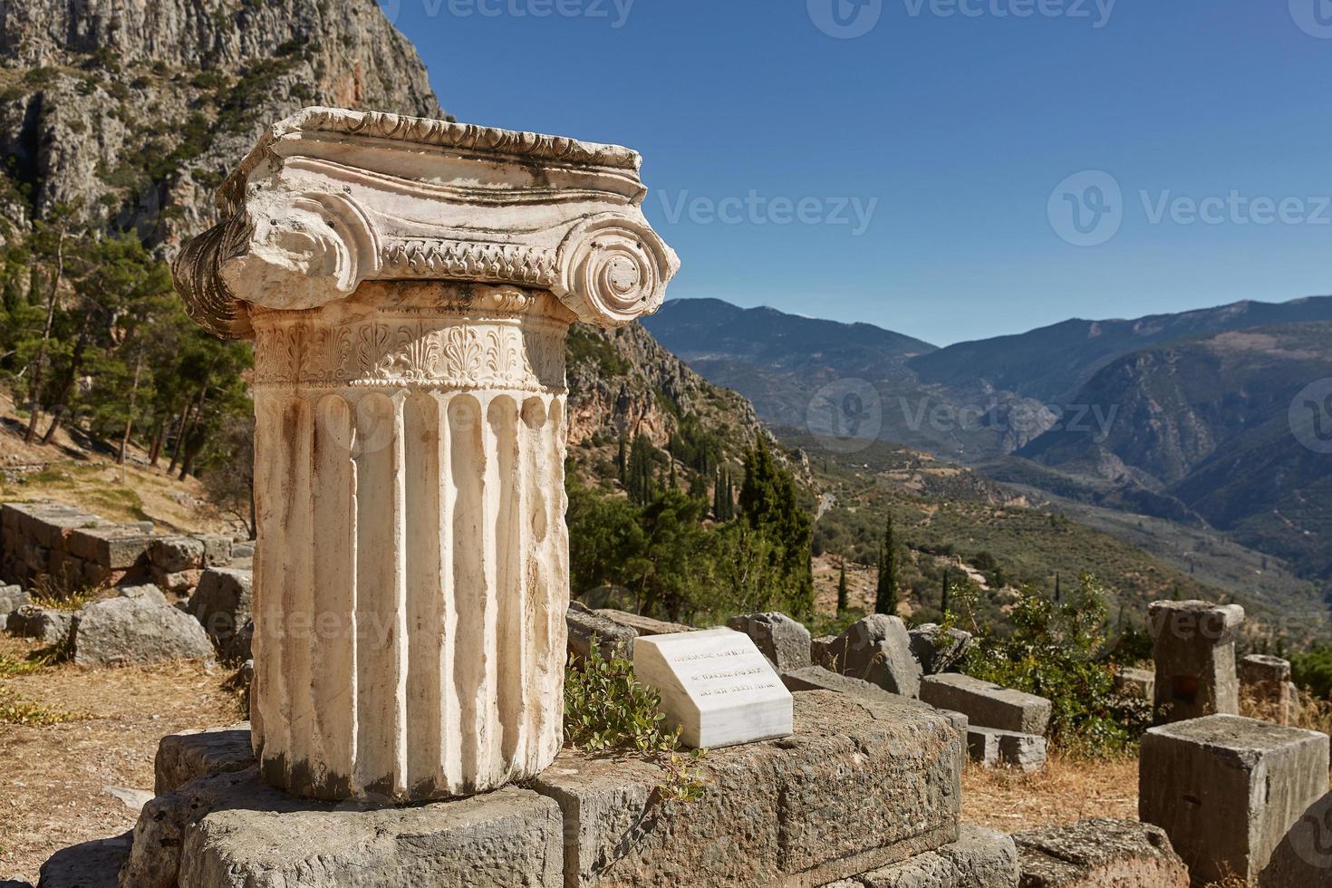 l'antica colonna greca a delfi in grecia foto