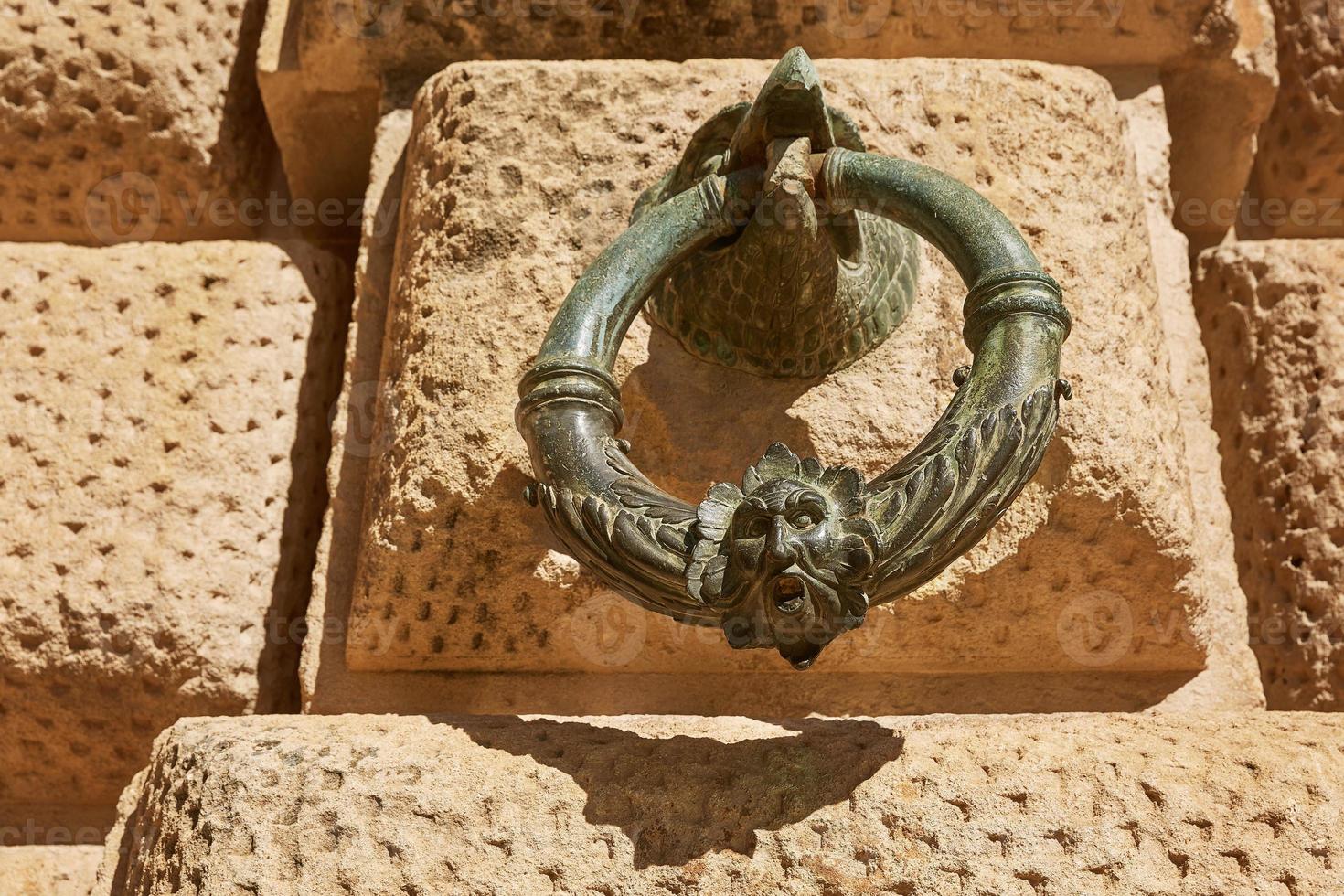 anello di decorazione sul muro del palacio de carlos v a la alhambra di granada in spagna foto