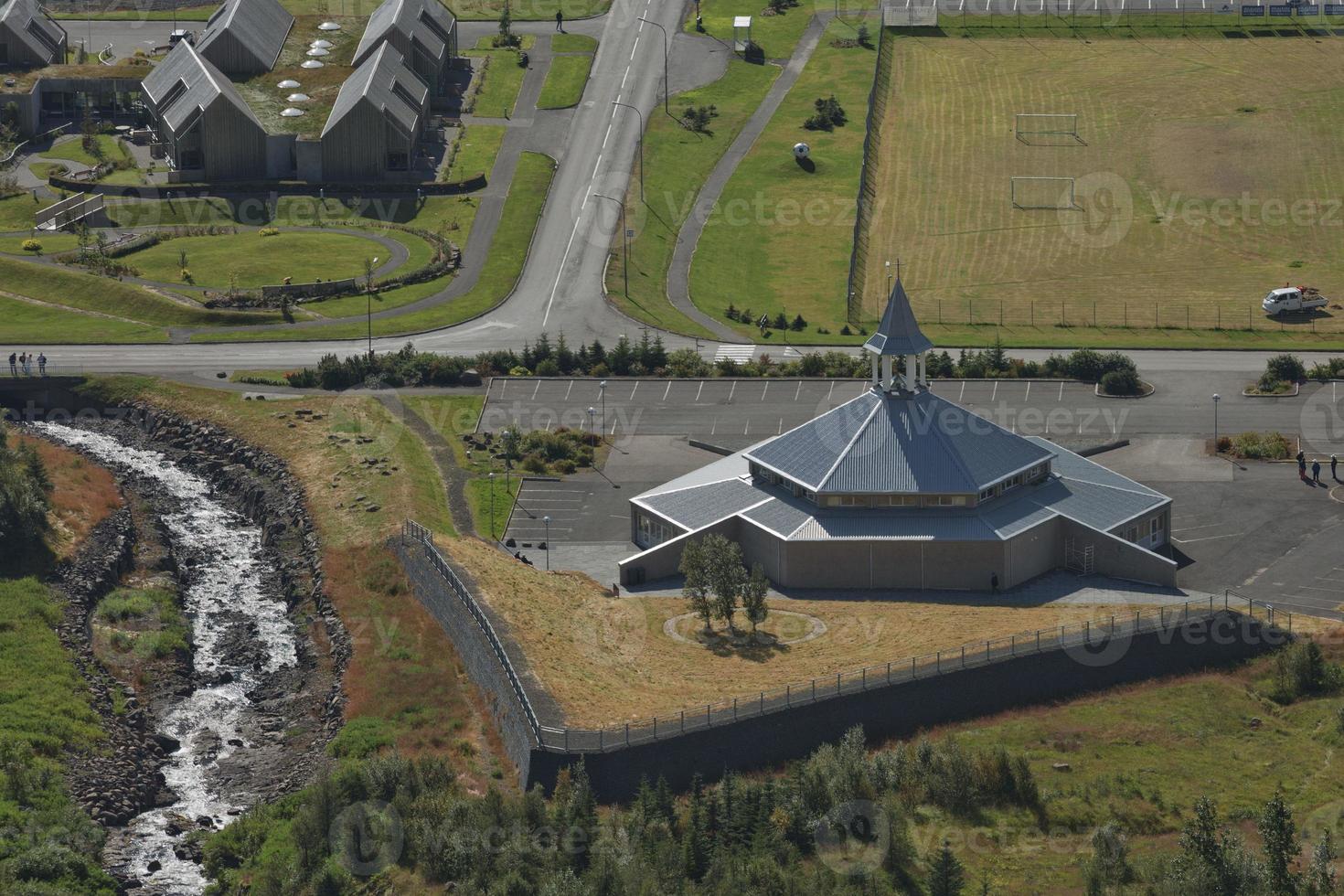 vista a volo d'uccello di una piccola città di eskifjodur situata nell'Islanda orientale foto