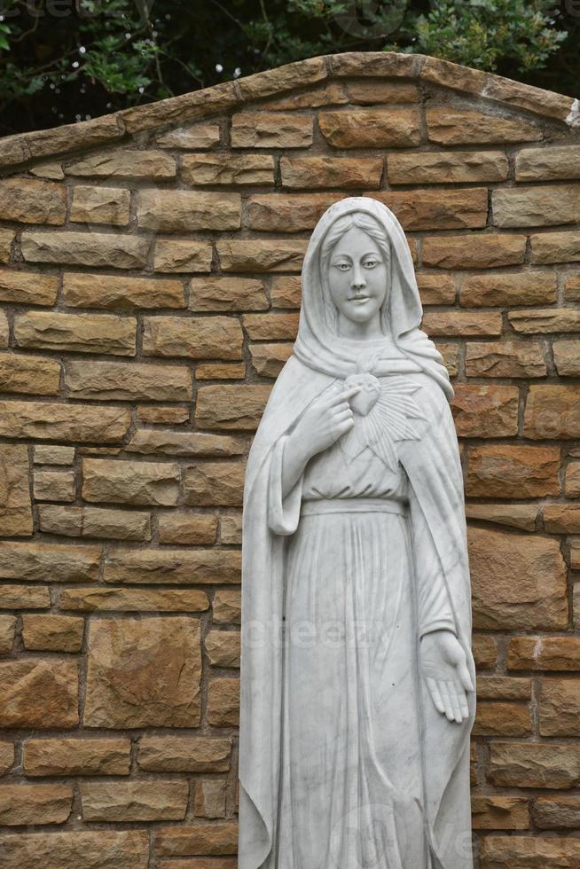 statua di santa vergine maria e luogo di preghiera vicino alla città di killybegs in irlanda foto