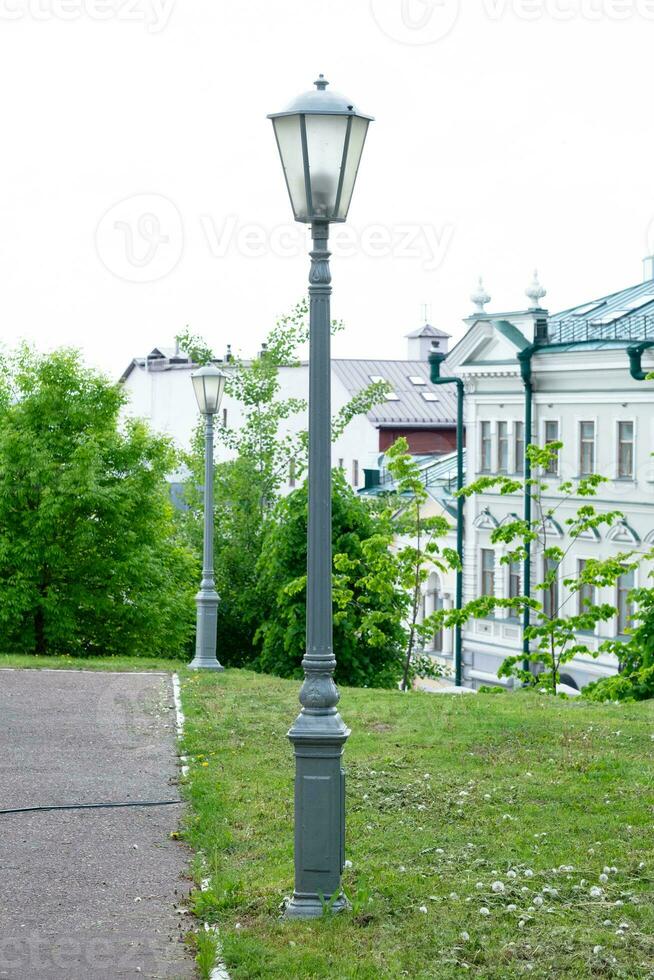 verticale telaio antico strada lampada nel il parco nel estate foto