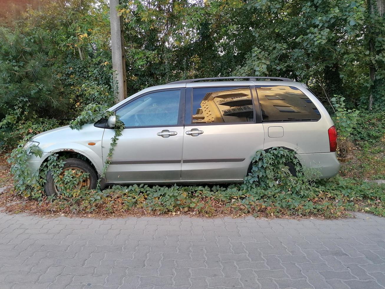 auto abbandonata in città foto