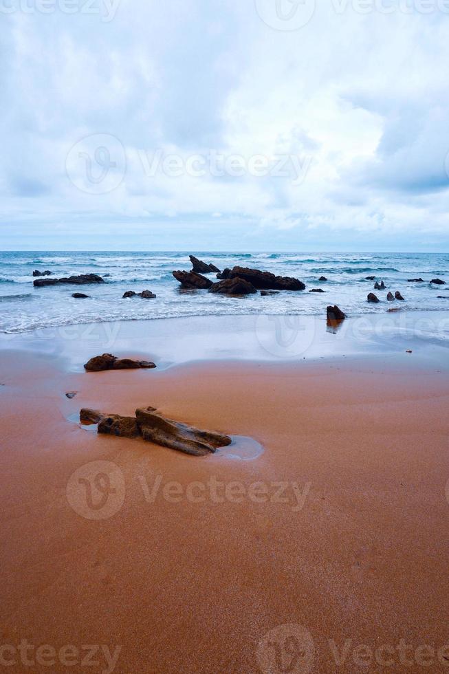 scogliera di rocce e mare della costa a bilbao in spagna foto