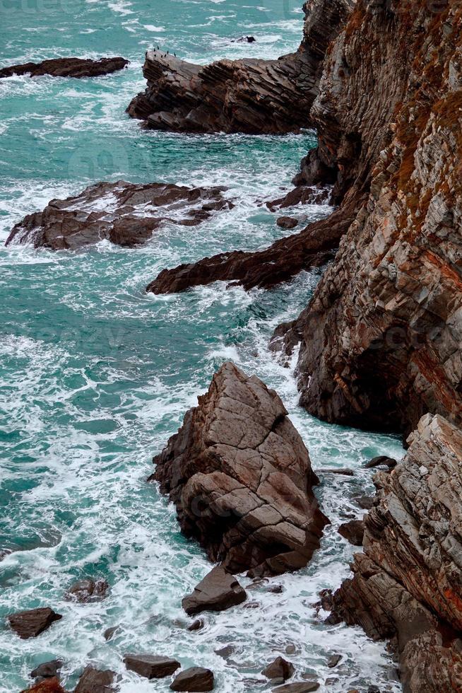 scogliera di rocce e mare della costa a bilbao in spagna foto