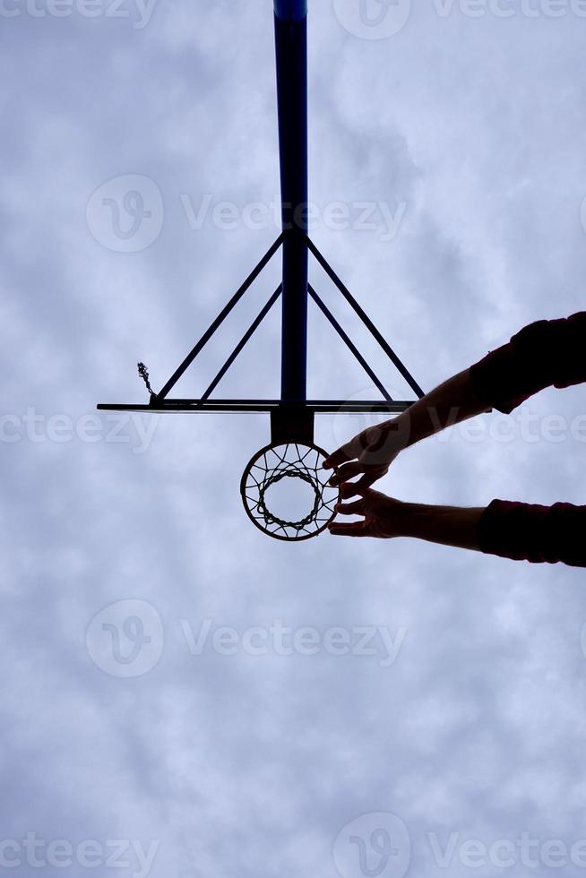 canestro da basket di strada e cielo blu foto