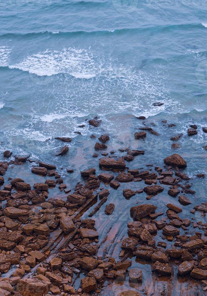 scogliera e rocce e mari della costa foto