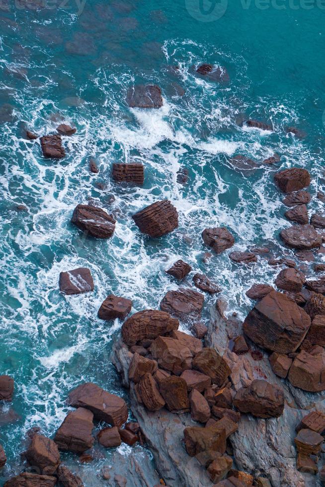 scogliera e rocce e mari della costa foto