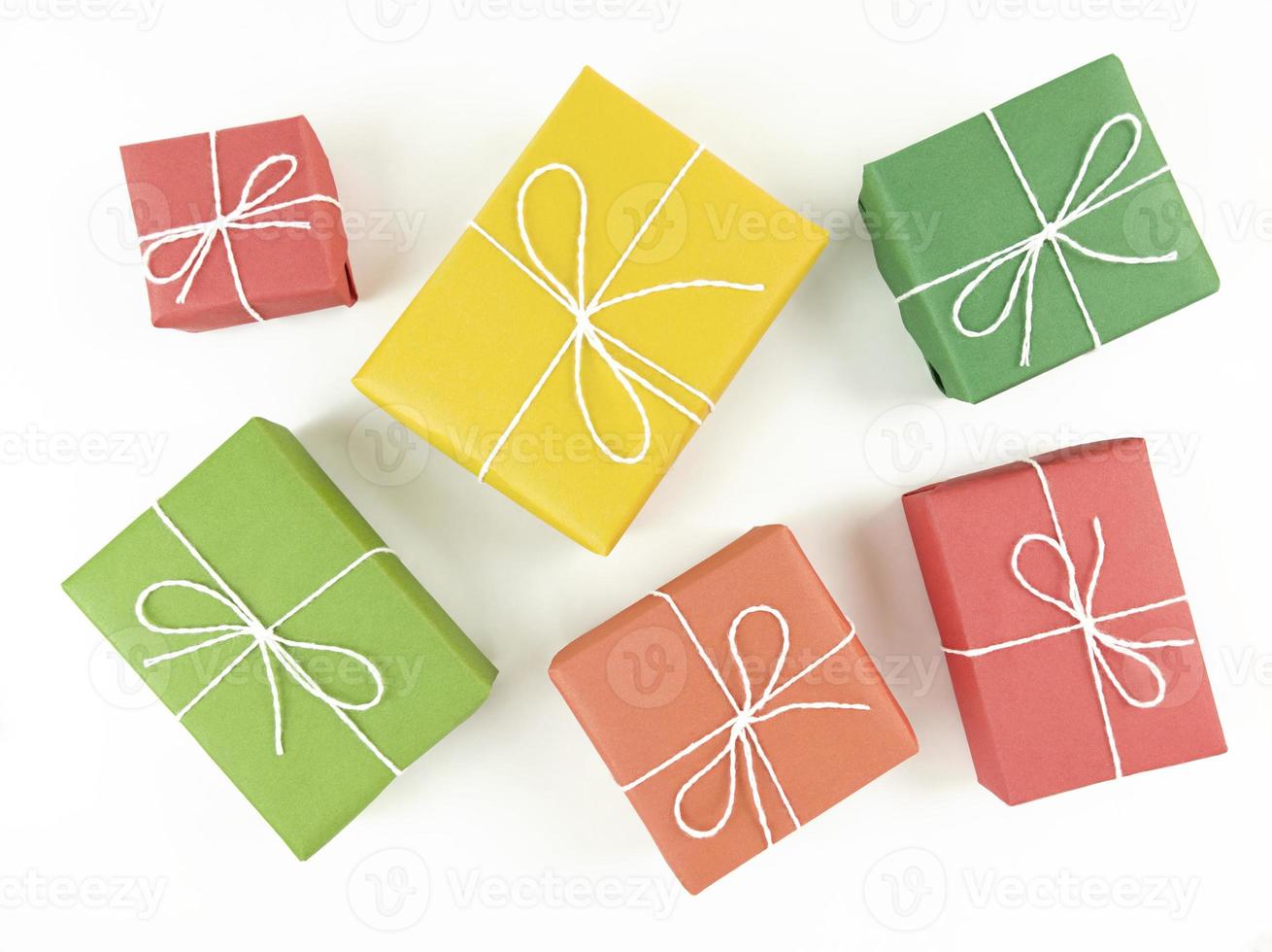 scatole regalo rosso giallo verde e arancione su sfondo bianco foto