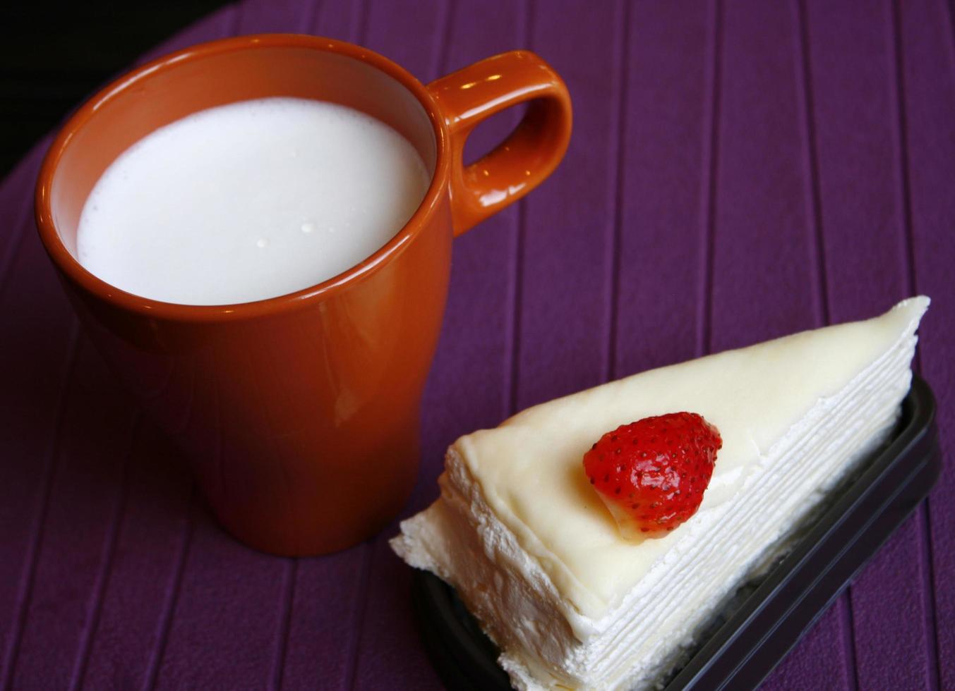 crape cake con latte caldo foto