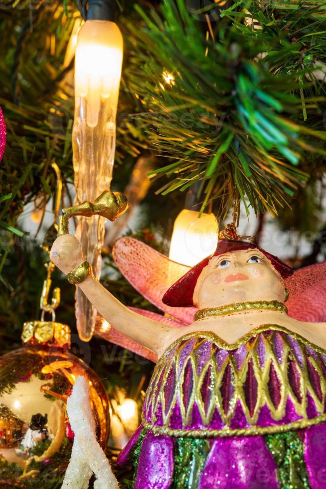 albero di Natale decorato in un primo piano a tema viola foto