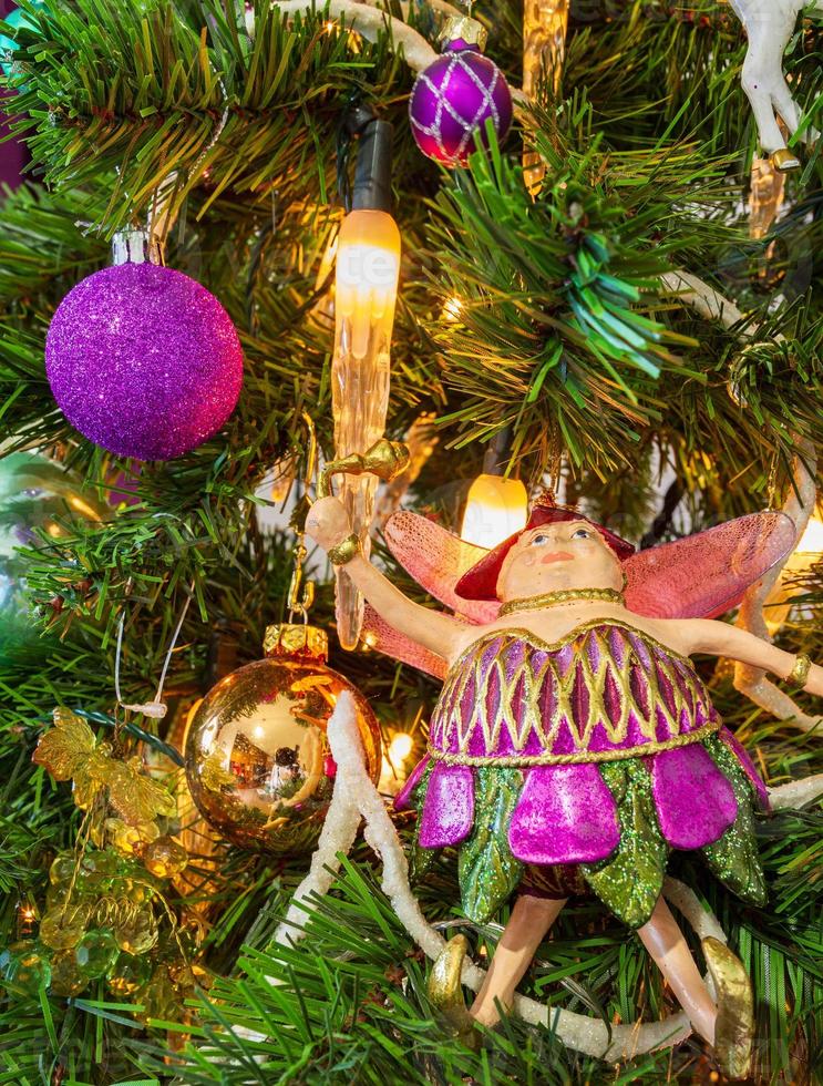 albero di Natale decorato in un primo piano a tema viola foto