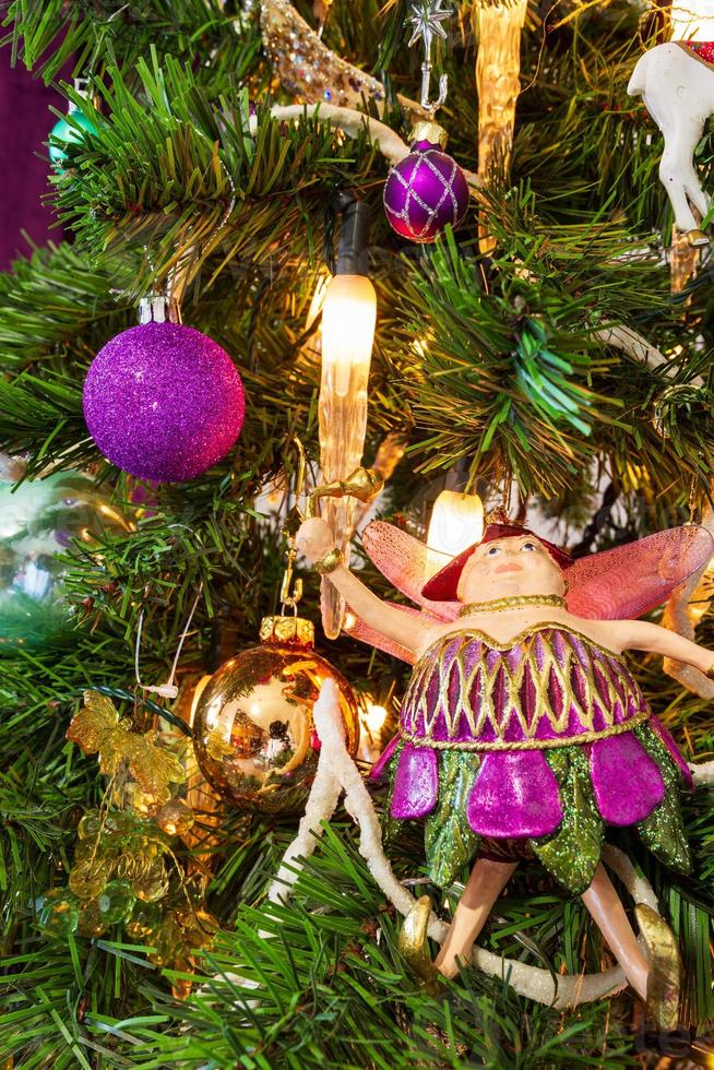 albero di Natale decorato in un primo piano a tema viola foto