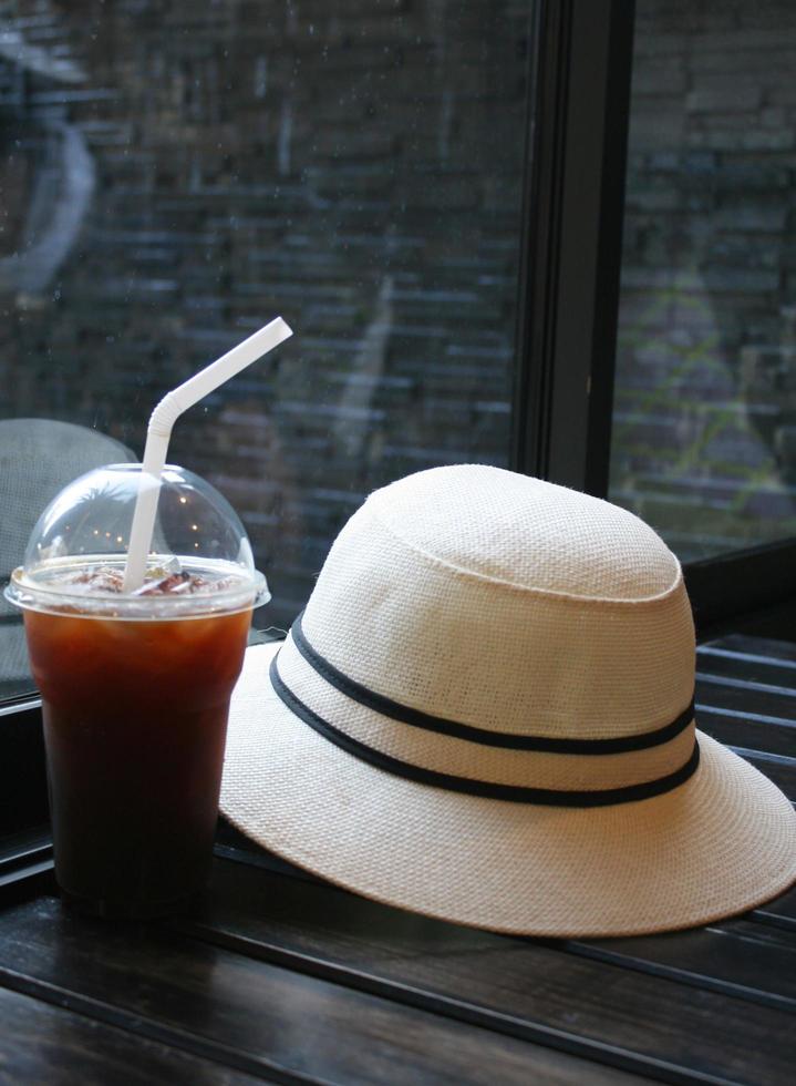 caffè freddo e cappello di paglia foto