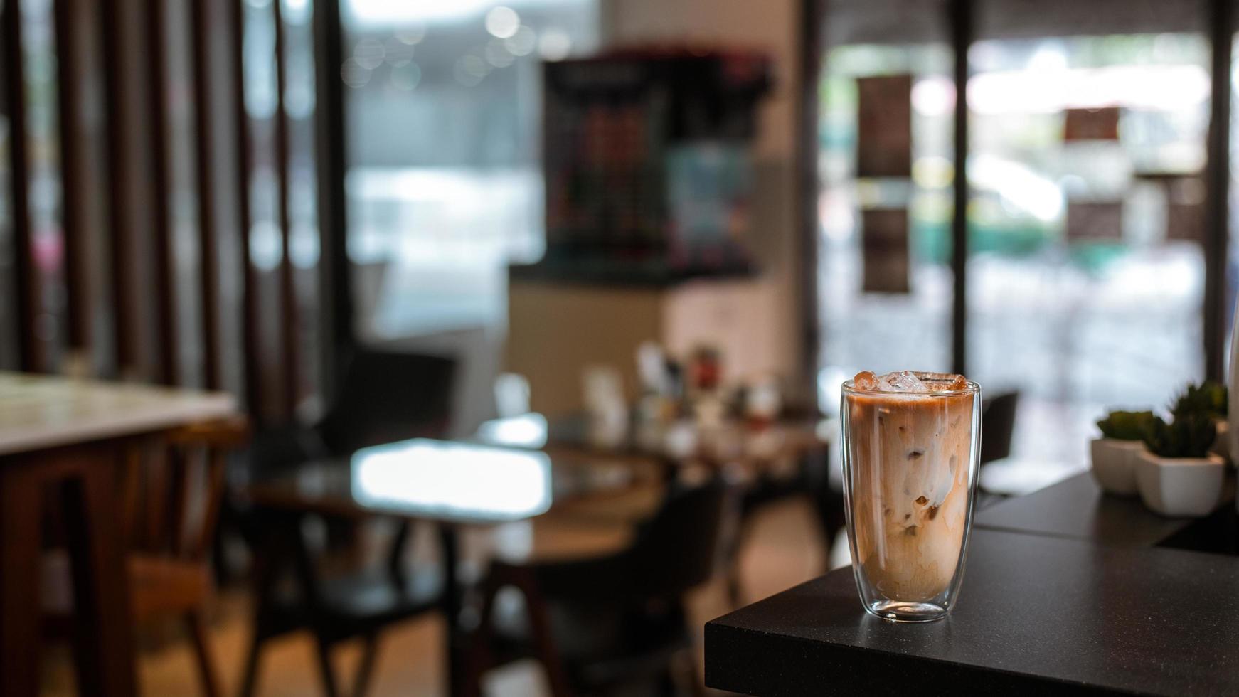 caffè ghiacciato su un tavolo all'interno di un bar foto