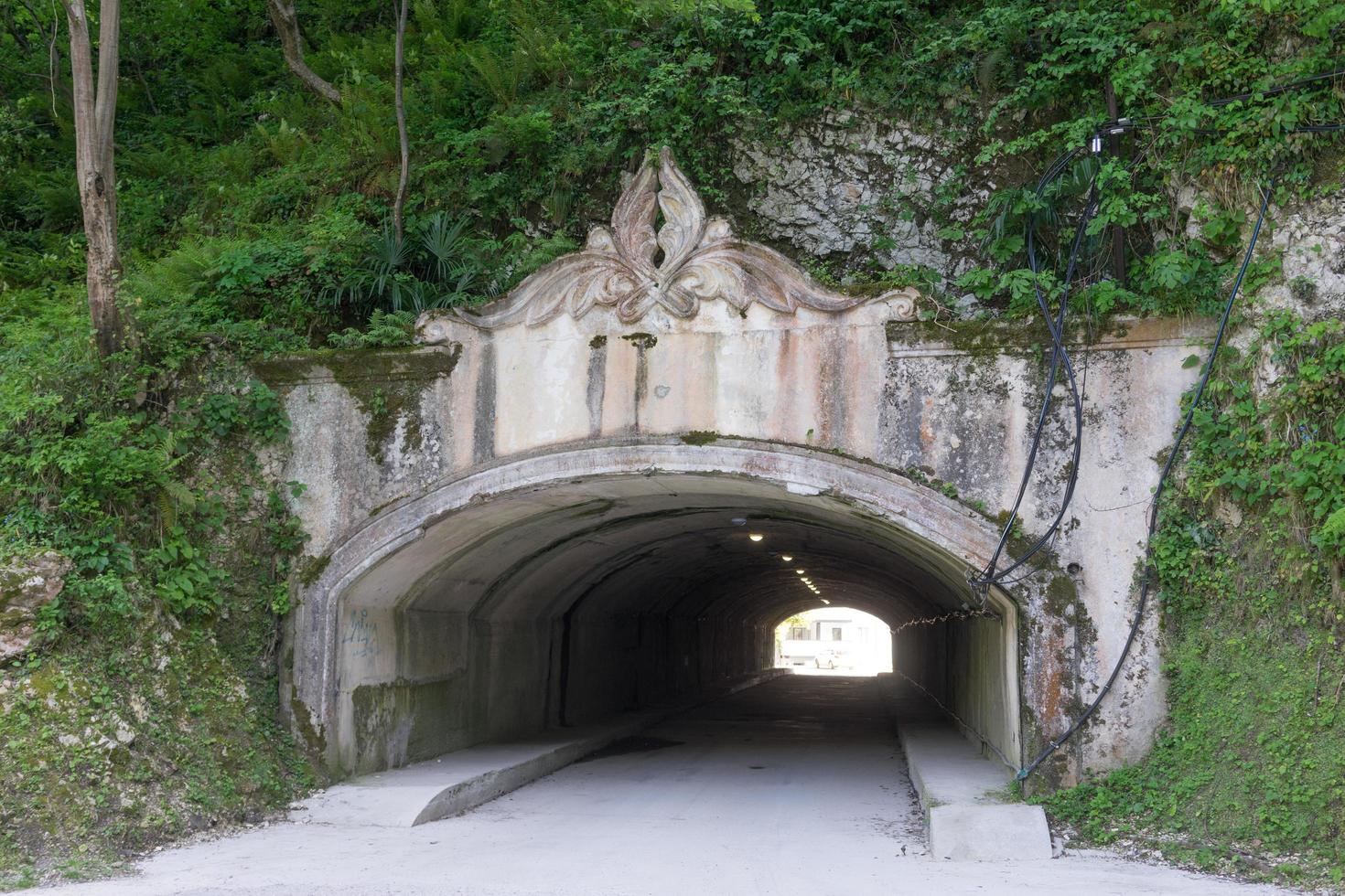 tunnel sotto la montagna foto