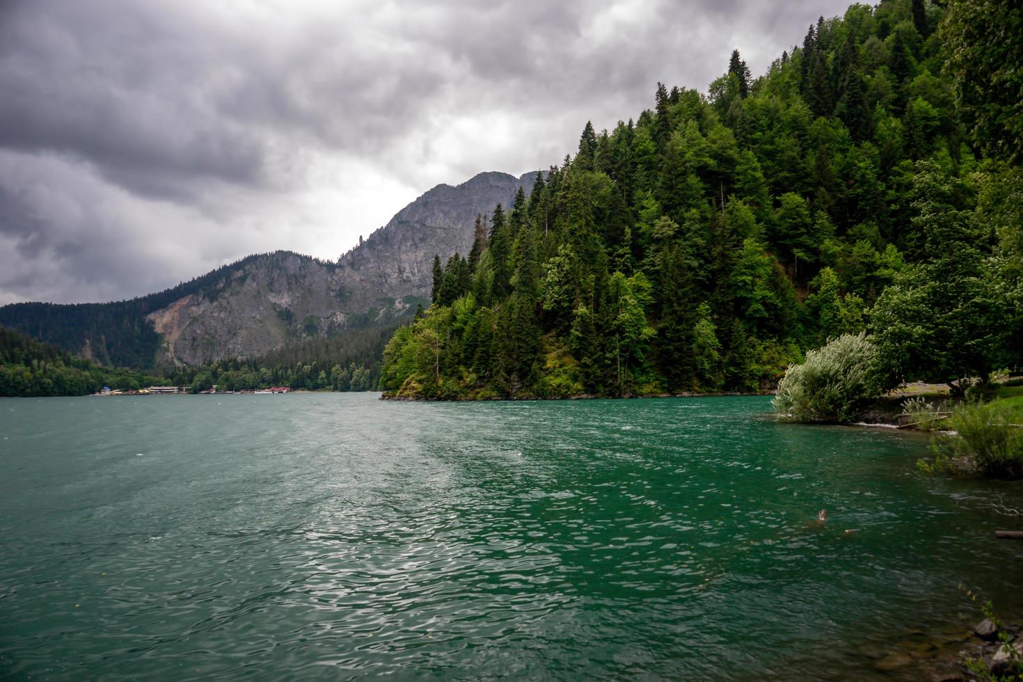 paesaggio naturale con vista sul lago ritsa foto