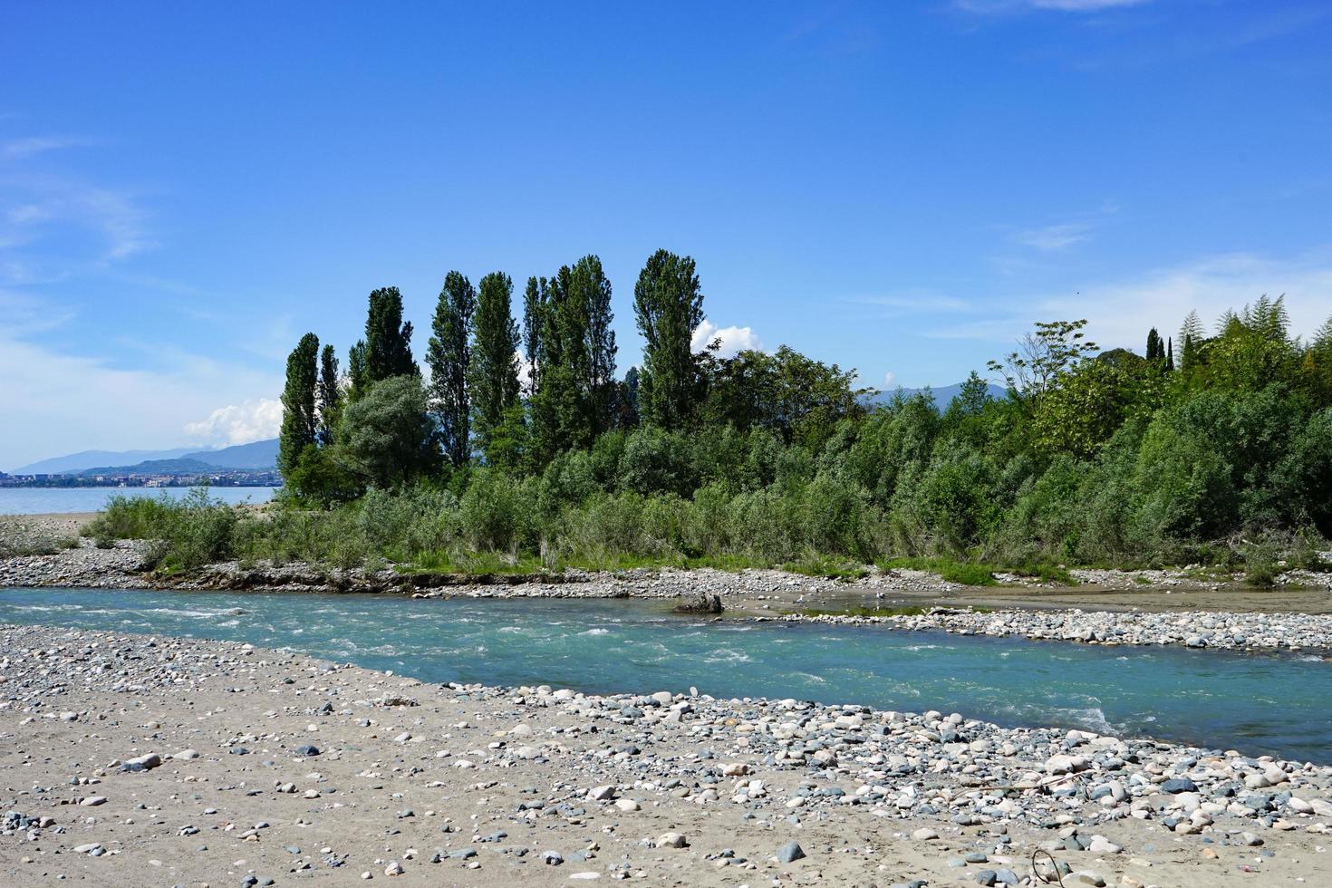 paesaggio naturale con vista sul fiume che sfocia nel mare foto