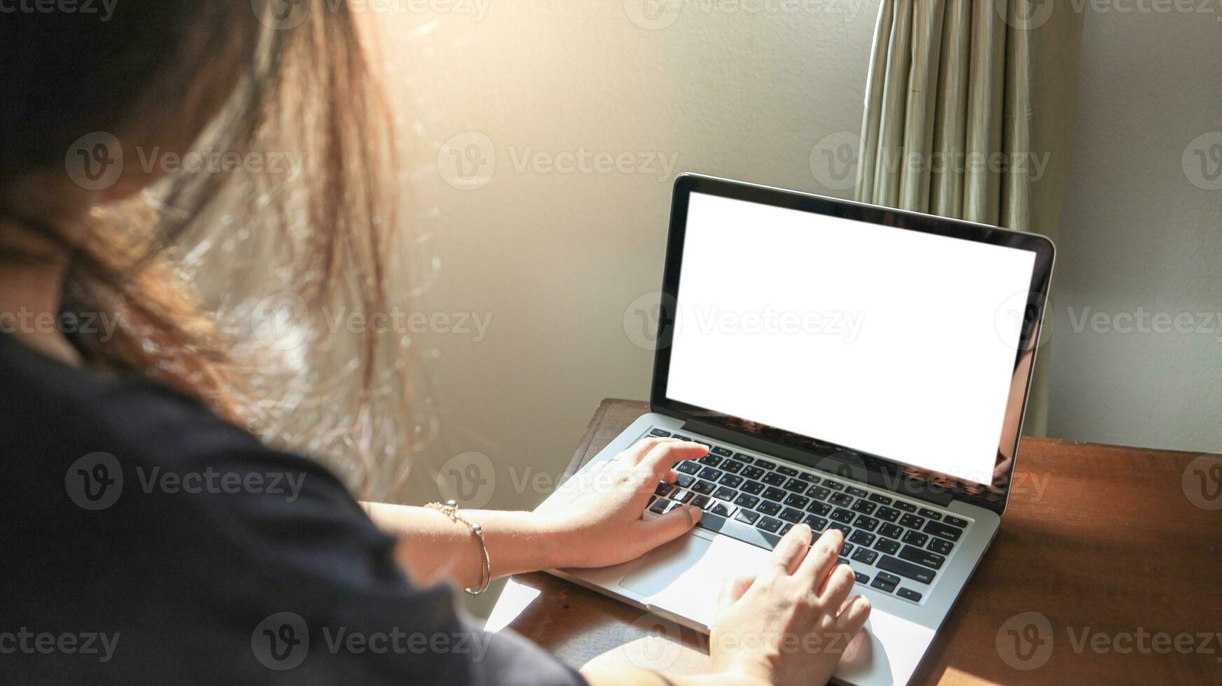 donna Lavorando a partire dal casa e apprendimento casa solitudine auto quarantena donna Lavorando su il computer portatile computer mentre seduta a il vivente camera foto