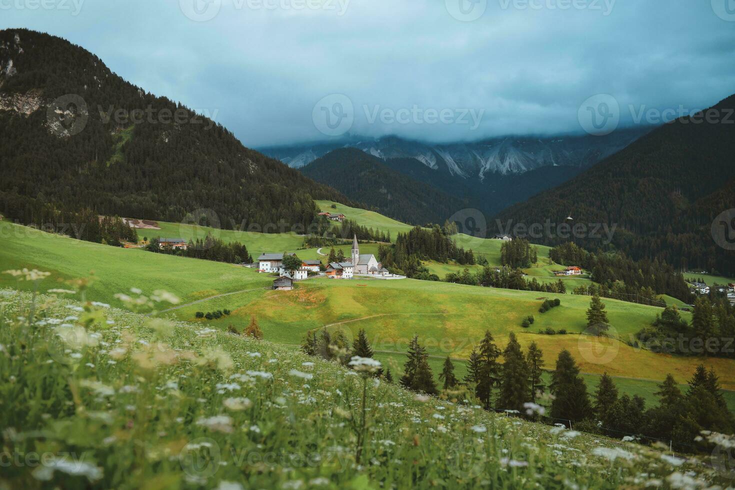 bellissimo paesaggio di Santa magdalena Chiesa su dolomiti Alpi sfondo. foto