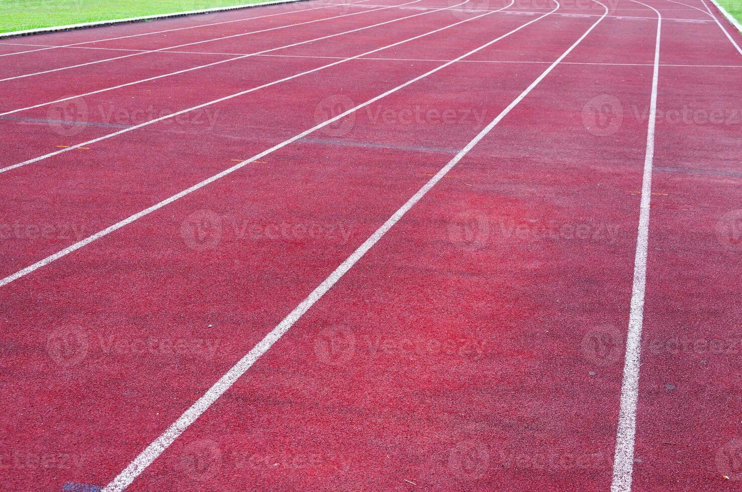 in esecuzione traccia e verde erba, diretta Atletica in esecuzione traccia a sport stadio foto