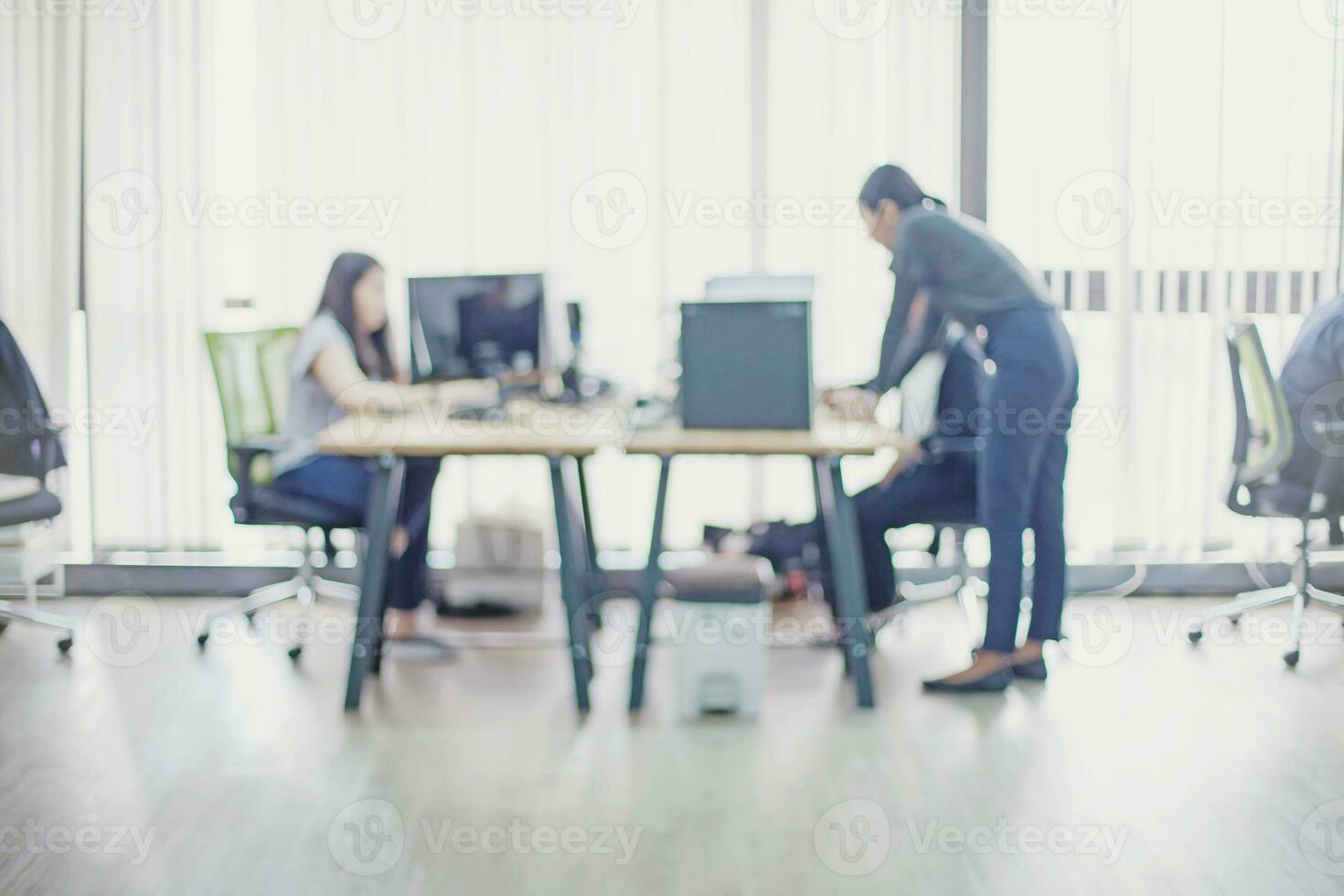 Visualizza di ufficio con persone Lavorando foto