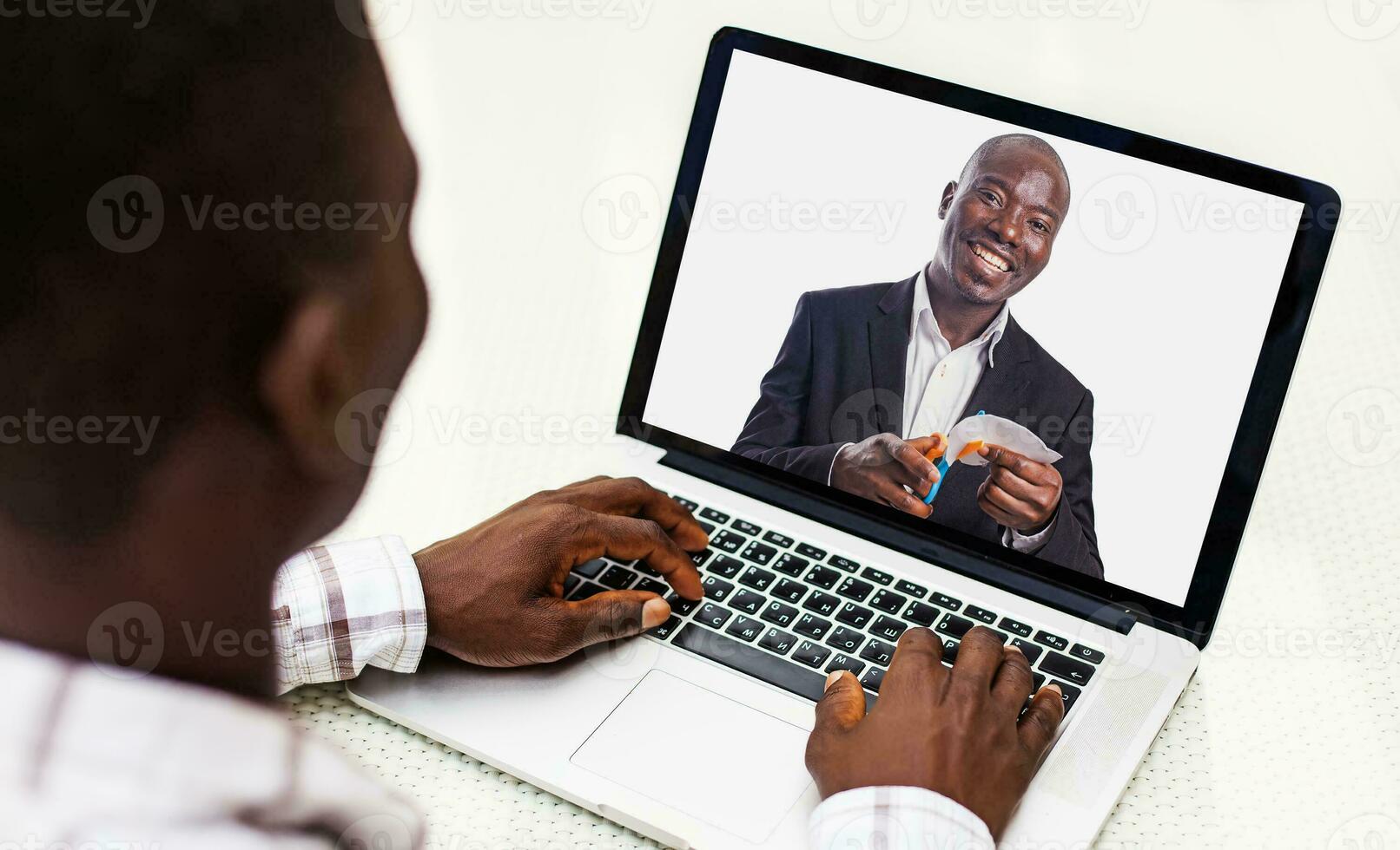 nero uomo guardare a un' immagine nel un' il computer portatile foto