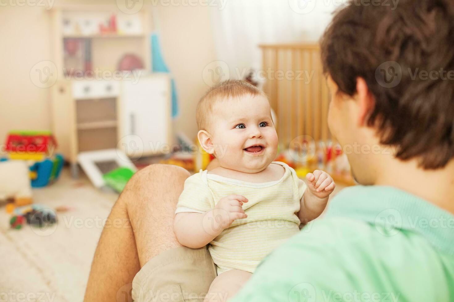 padre alimentazione il suo allegro bambino foto