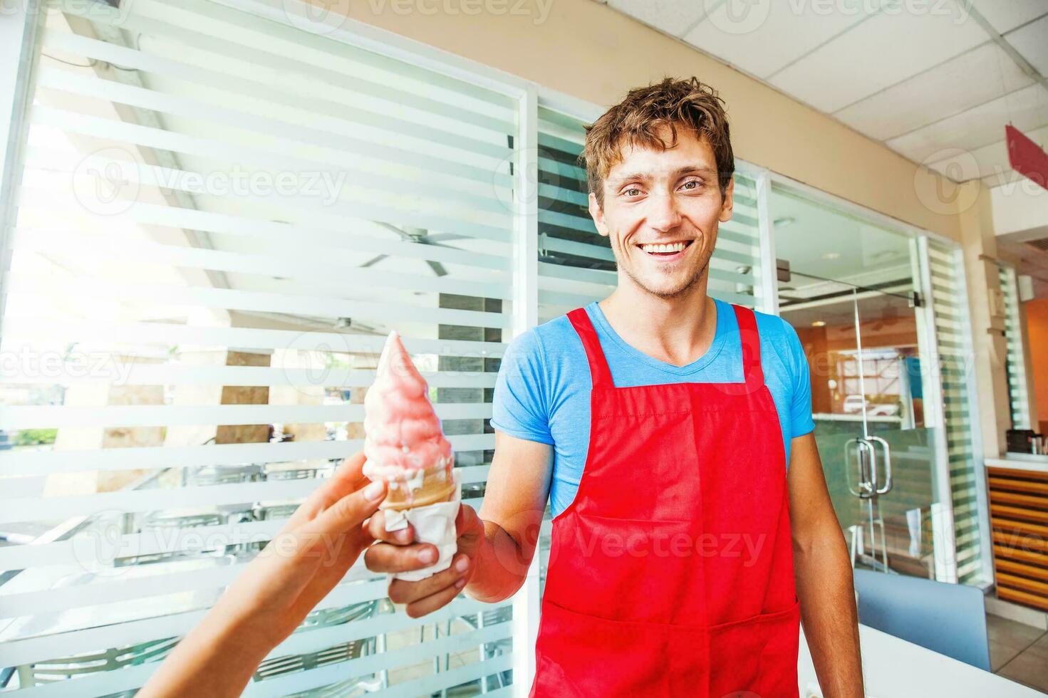 ghiaccio crema venditore dando ghiaccio crema per un' cliente foto