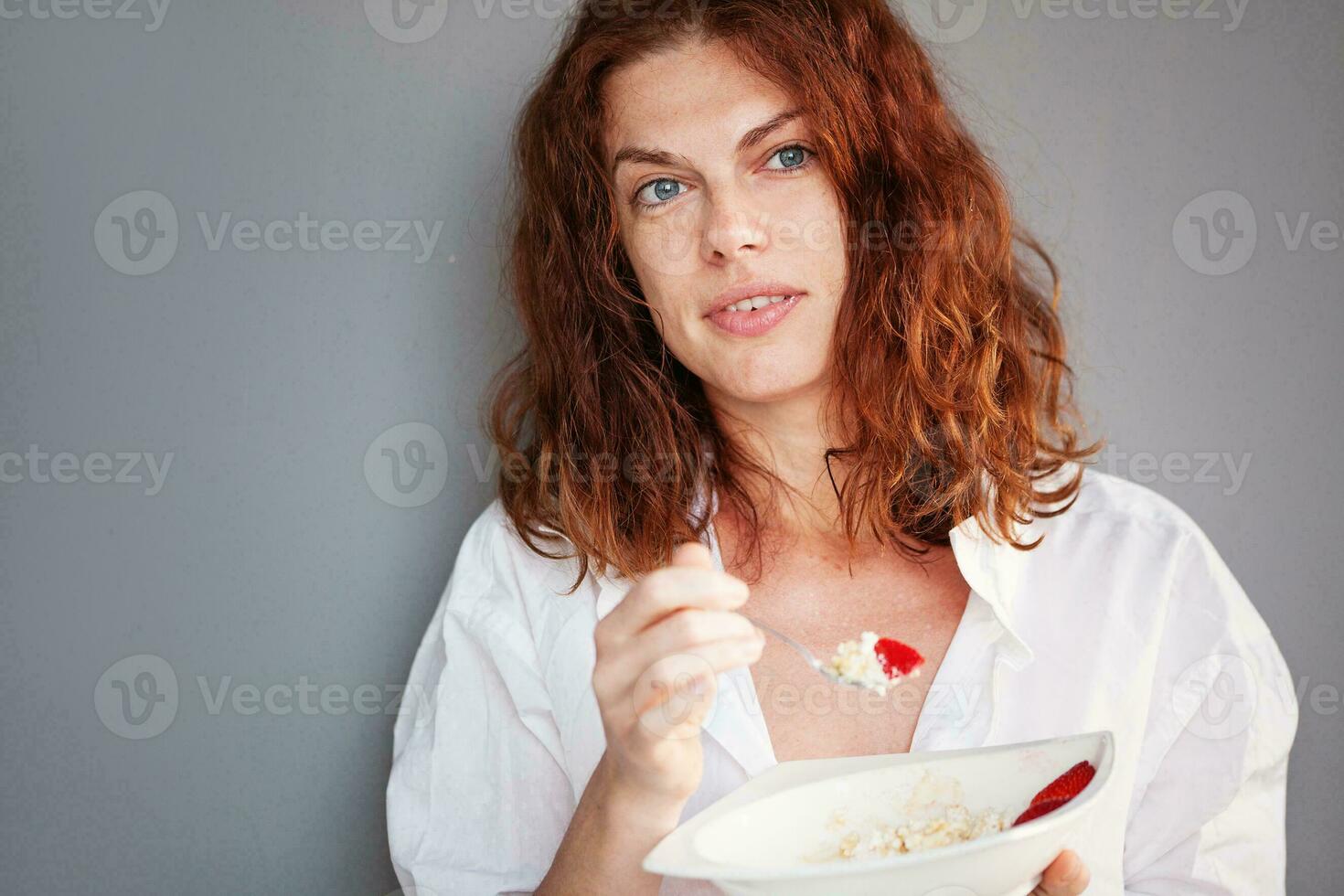 grave bellissimo donna mangiare sua Villetta formaggio foto