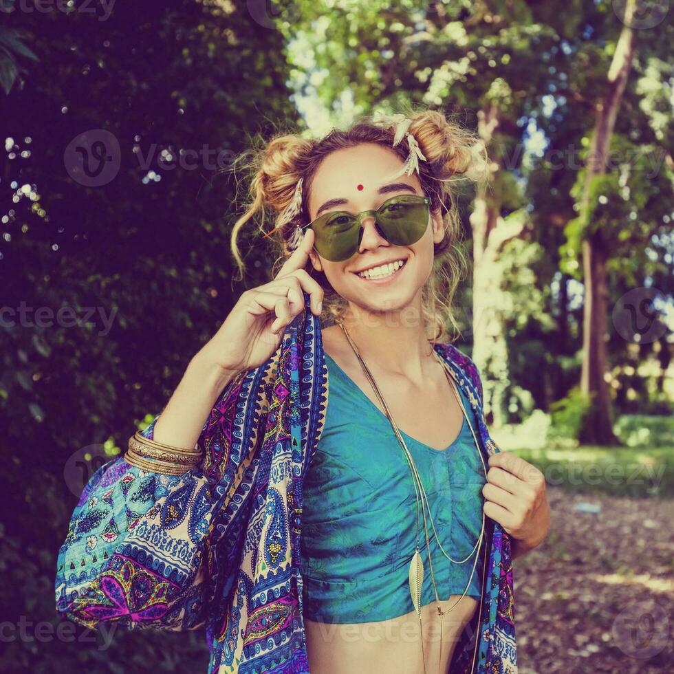 elegante hippie ragazza nel il foresta foto