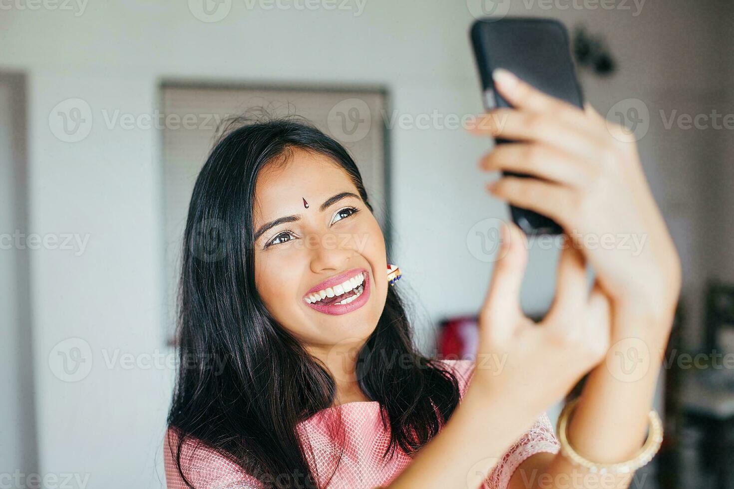 giovane bellissimo contento indiano donna indossare tradizionale assunzione un' autoscatto foto