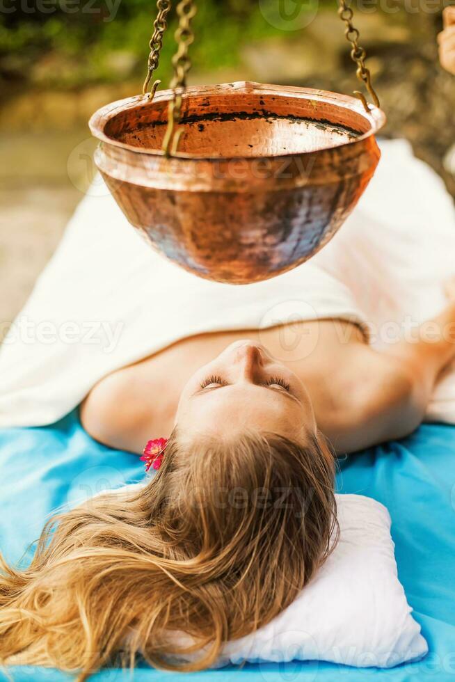 donna avendo un' spirituale guarigione trattamento foto