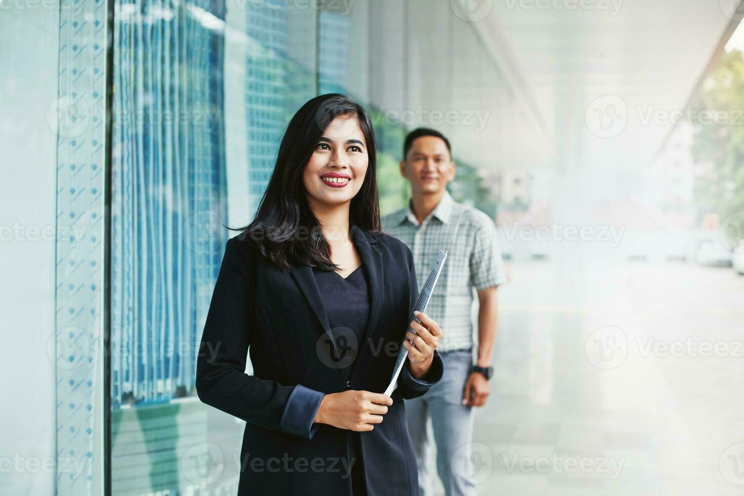 Due riuscito asiatico ufficio lavoratori guardare inoltrare foto