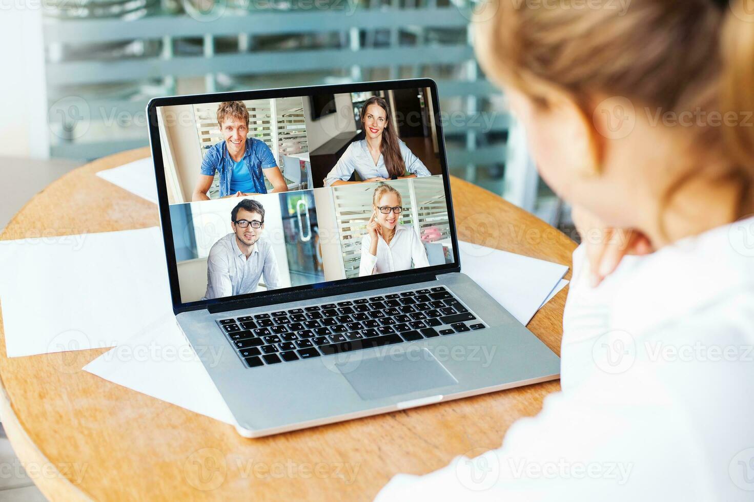 video chiamata. donna e uomo parlando su ragnatela telecamera nel ufficio foto