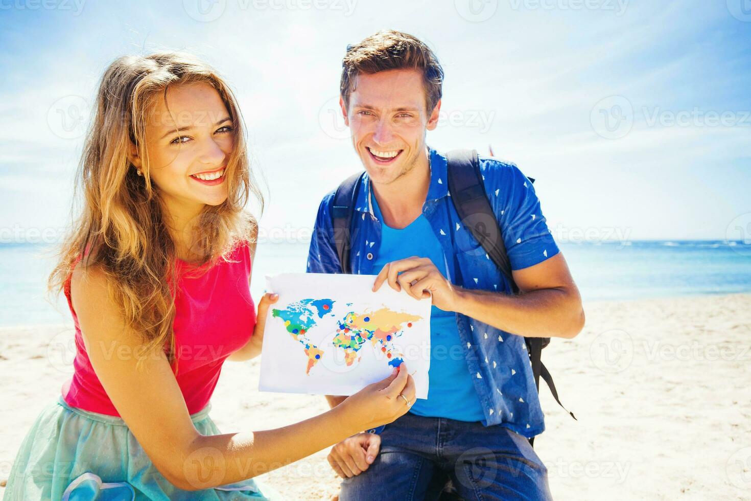 coppia Tenere un' carta geografica con viaggio destinazioni foto