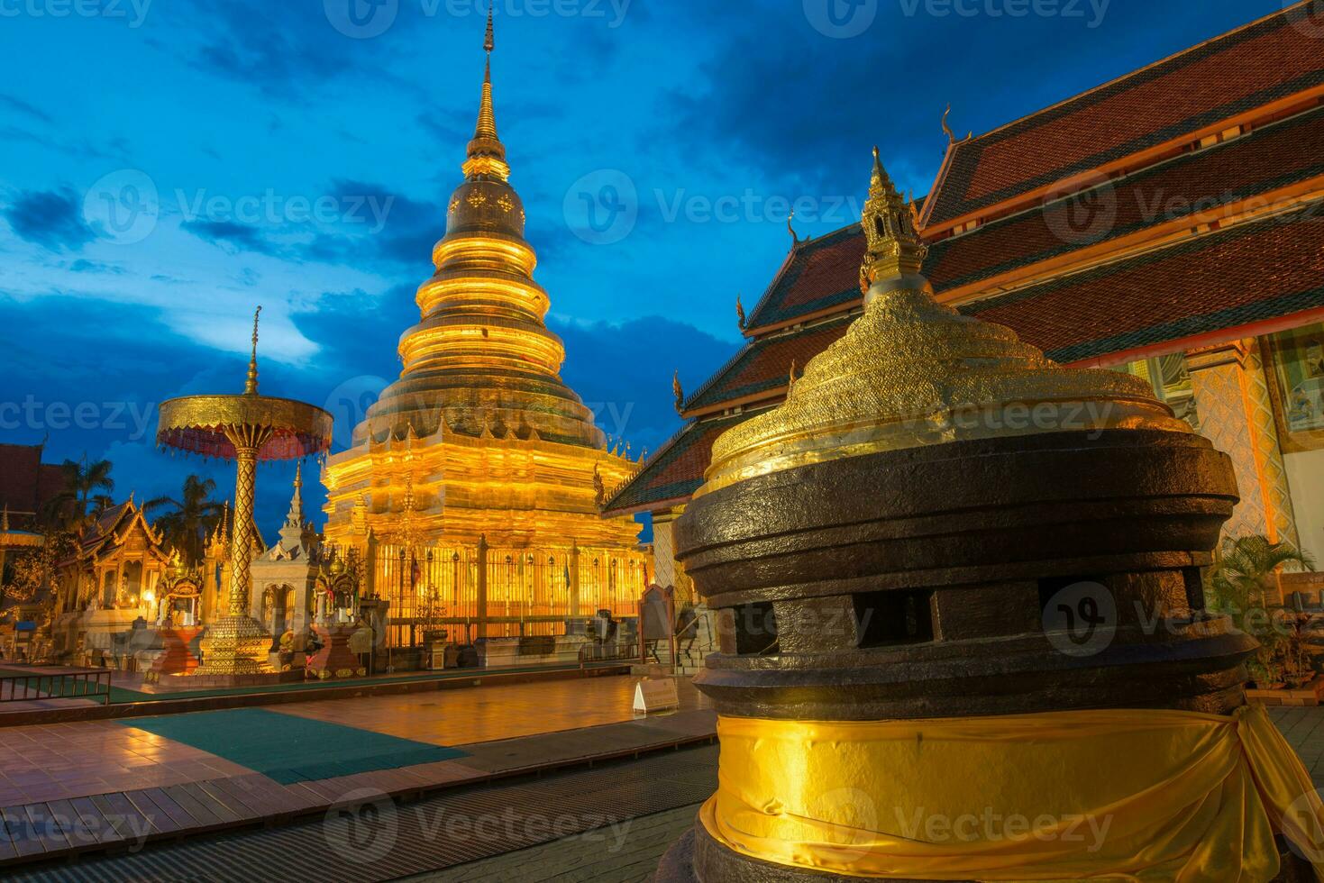 wat Phra quello harifhunchai il iconico famoso tempio nel lamphun città, settentrionale Tailandia a notte. foto